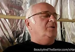 قبل از رفتن به رختخواب، او بر روی تخت فیلمهای سک ۳۰ حرکت کرد